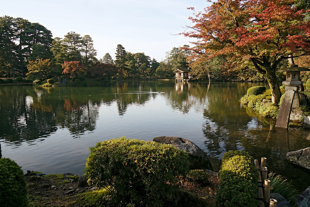Autumn leaves at Kenroku-en Garden, Kanazawa, Japan