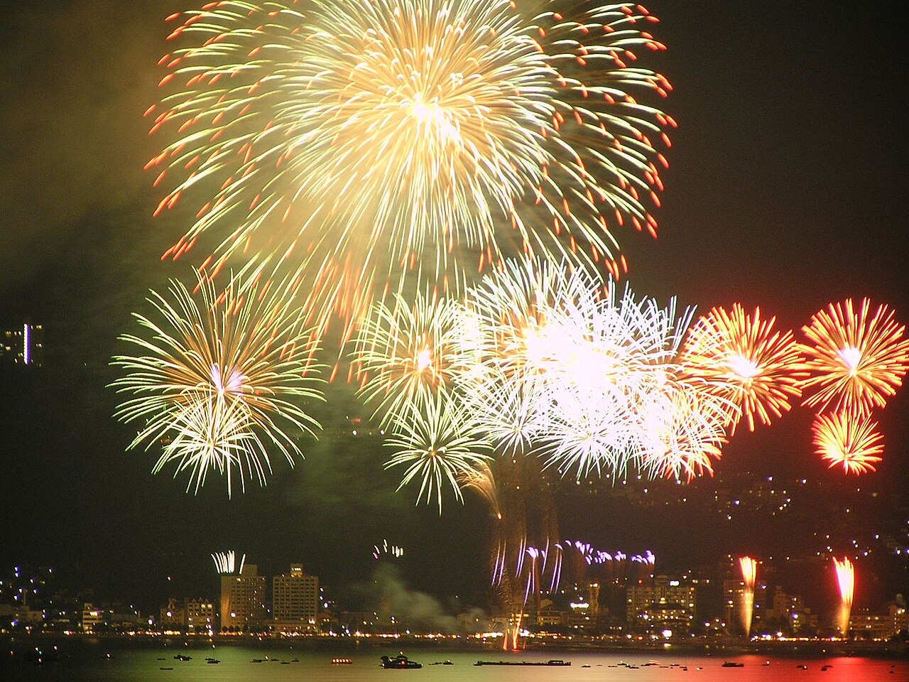 Lake Suwa Festival Fireworks Display (Suwako-sai Kojo Hanabi Taikai) fireworks over Suwa, Japan
